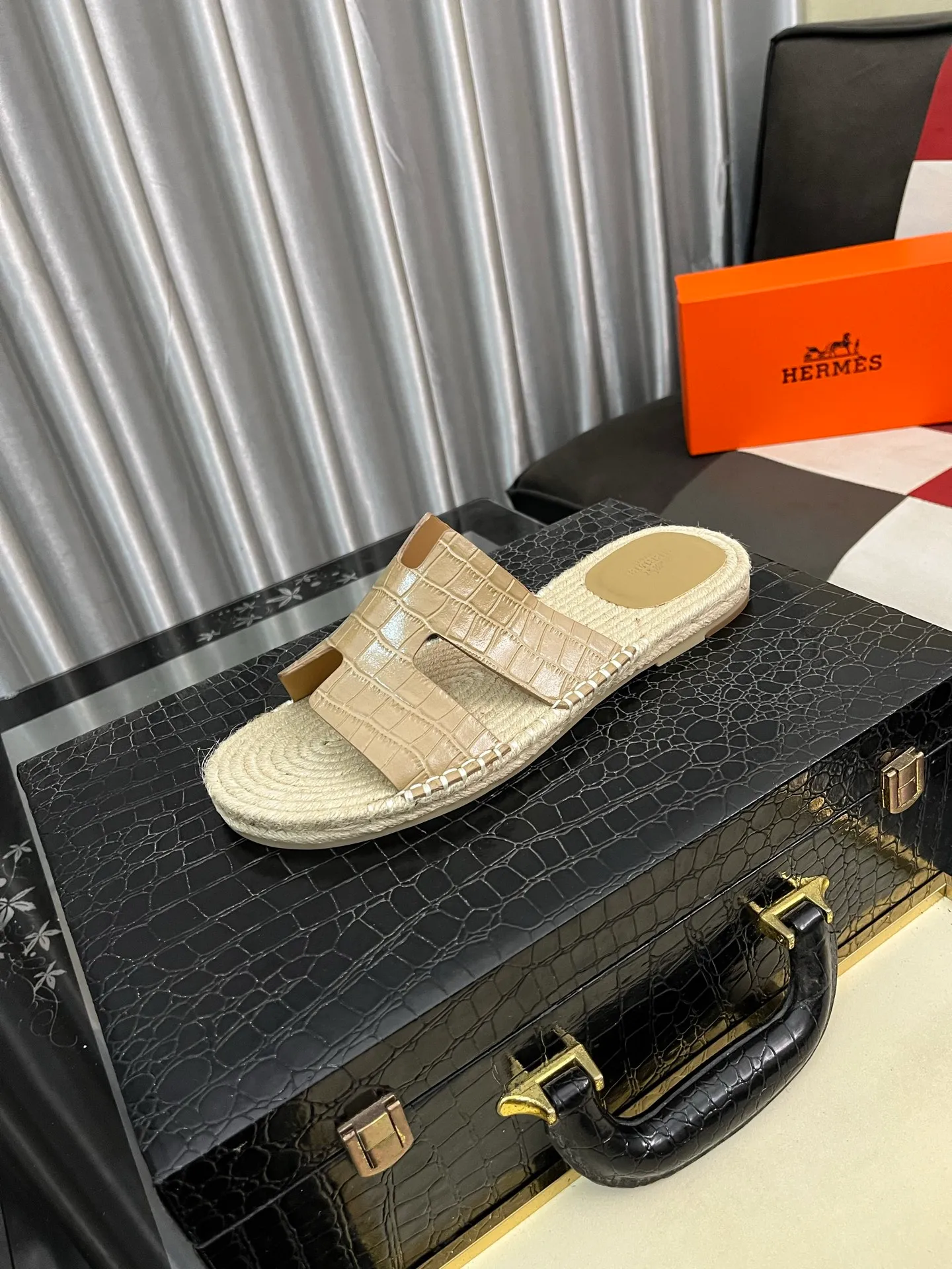 Men's shoes 💰340⌚️⌚️《HERMES》Hermes 💁♂️Men's casual slippers, compare the quality at the counter🧚🏿♂️ The upper layer has a stone pattern with clear texture, showing high-end, high-end, comfortable to wear and versatile. Purely hand-pulled, raw rubber breathable outsole, breathable and comfortable lambskin lining, 100% comfortable density, original rubber outsole wear-resistant code number 38-44. Can be customized 45-46-47